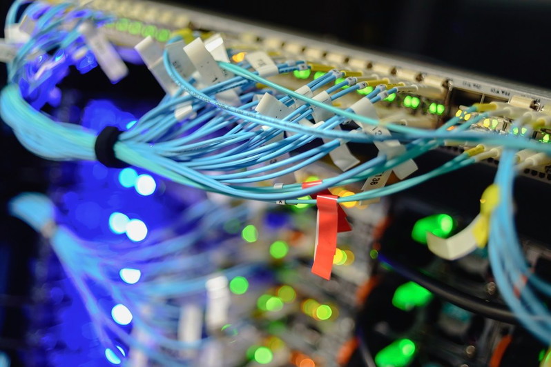 diferencias entre housing y hosting